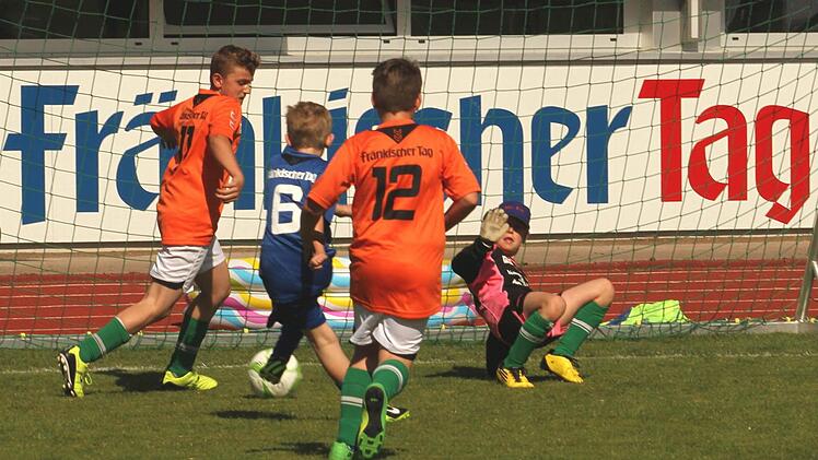 Machtlos waren hier die Reckendorfer Almir Kodra (links), Nico Neubauer (Nr. 12) und Keeper Philipp Strauß (rechts) bei dem Schuss des "Japaners" zum 0:1. Foto: Günther Geiling