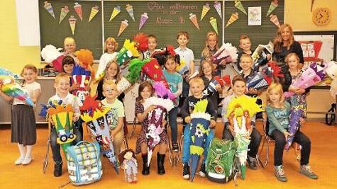 "Hurra, ich bin ein Schulkind": Diese Mädchen und Jungen bilden künftig die Klasse 1b und werden von Sibylle Bernbacher (re.) unterrichtet.