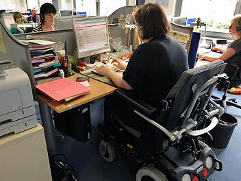 Es gibt viele Möglichkeiten, als Schwerbehinderter zu arbeiten. Diese Frau ist als Telefonserviceberater tätig. Archivfoto: Waltraud Grubitzsch/dpa
