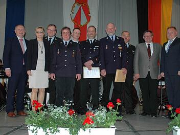 150 Jahre Feuerwehr Maßbach: Landrat Thomas Bold, Schirmherrin und Bundestagsabgeordnete Sabine Dittmar, Kreisbrandrat Benno Metz, Vorsitzender Andreas Frank, Kommandant Sebastian Schad, Helmut Schüller (staatl Ehrung), Erich Schneider (staatl. Ehrung), Kreisbrandmeister Holger Ulrich, Staatssekretär Gerhard Eck und Bürgermeister Matthias Klement. Foto: Daniel Wiener