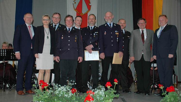 150 Jahre Feuerwehr Maßbach: Landrat Thomas Bold, Schirmherrin und Bundestagsabgeordnete Sabine Dittmar, Kreisbrandrat Benno Metz, Vorsitzender Andreas Frank, Kommandant Sebastian Schad, Helmut Schüller (staatl Ehrung), Erich Schneider (staatl. Ehrung), Kreisbrandmeister Holger Ulrich, Staatssekretär Gerhard Eck und Bürgermeister Matthias Klement. Foto: Daniel Wiener