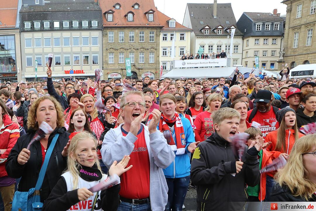 Fans des Spiela der Brose-Baskets am Maxplatz; Brose-Baskest sind Meister; Foto: Barbara Herbst