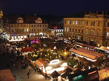 Auch dieses Jahr werden die Buden auf der Waldweihnacht in Erlangen wieder viele Menschen anlocken.  Foto: Stadt Erlangen