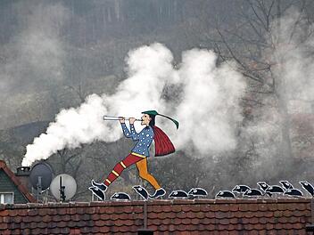 Morgenstimmung am Felsenkeller: Der Rattenfänger von Hameln ist schon in aller Frühe in Bad Brückenau unterwegs. Foto: Ulrike Müller