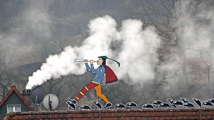 Morgenstimmung am Felsenkeller: Der Rattenfänger von Hameln ist schon in aller Frühe in Bad Brückenau unterwegs. Foto: Ulrike Müller