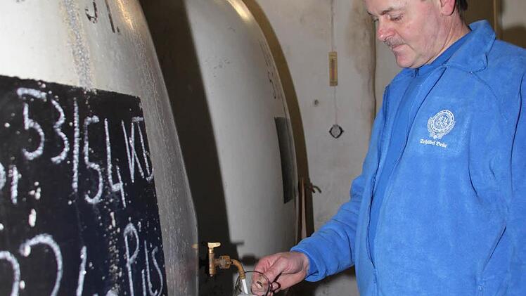 Vom Lagertank wird eine Probe gezwickelt - erst wenn Geschmack, Geruch und Aussehen passen, wird das Bier abgefüllt. Foto: Stephan Tiroch