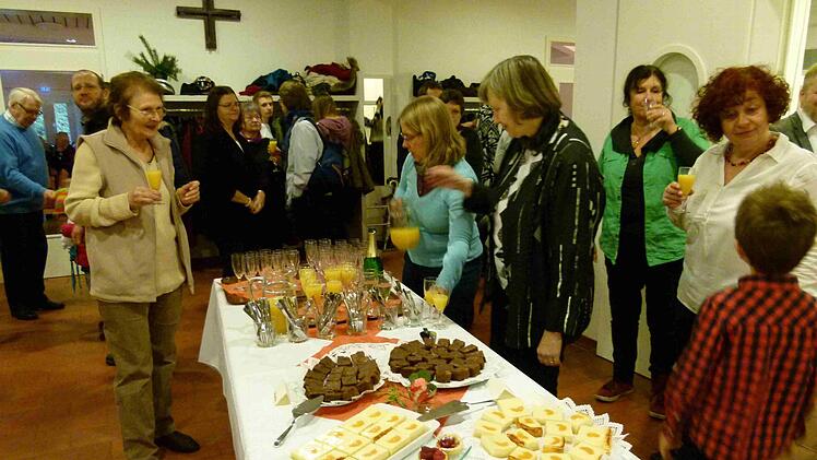 Die drei Pfarrerinnen der Erlösergemeinde hatten für das grandiose Kuchenbüffet gesorgt - und damit den Weihbischof entlastet.