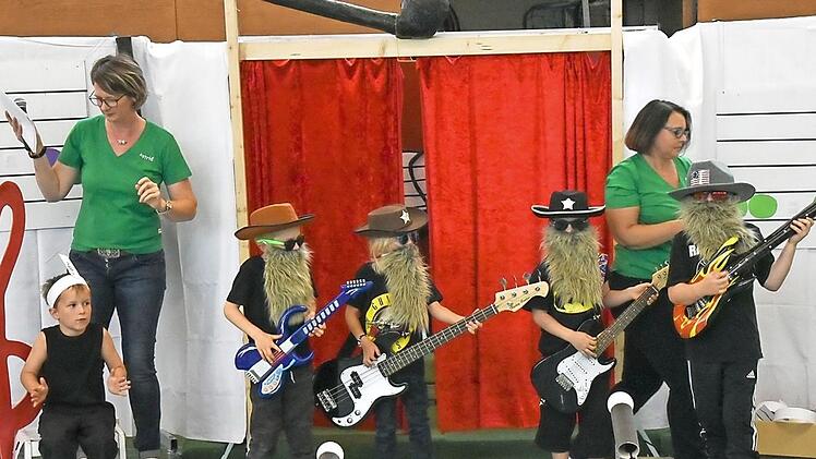 Kleine Rocker ganz gro&szlig; beim Sommerfest des Action Kindergartens Ebenhausen.  Foto: Michaela Klobusicka