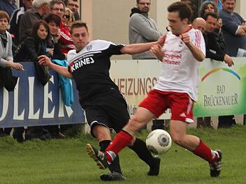 Dominik Rippstein (links) und seine Sander Mannschaftskameraden wollen dem Tabellenführer aus Eltersdorf im Seestadion ein Bein stellen.