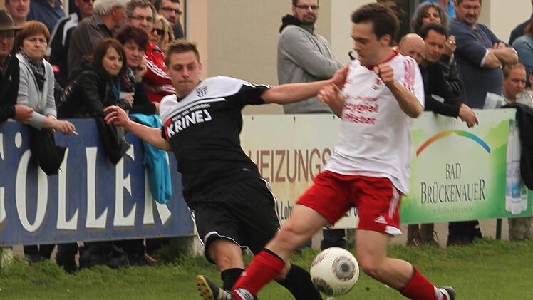 Dominik Rippstein (links) und seine Sander Mannschaftskameraden wollen dem Tabellenführer aus Eltersdorf im Seestadion ein Bein stellen.