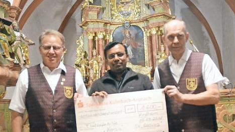 Einen Scheck über den stattlichen Betrag von 1600 Euro konnten Kassier Waldemar Förtsch (links) und der Erste Vorsitzende der Sängervereinigung "Edelweiß" Windheim, Manfred Fehn, an Pfarrer Cyriak Chittukalam überreichen.  Foto: K.- H. Hofmann