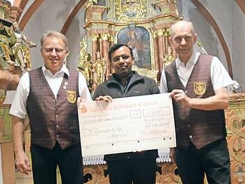 Einen Scheck über den stattlichen Betrag von 1600 Euro konnten Kassier Waldemar Förtsch (links) und der Erste Vorsitzende der Sängervereinigung "Edelweiß" Windheim, Manfred Fehn, an Pfarrer Cyriak Chittukalam überreichen.  Foto: K.- H. Hofmann