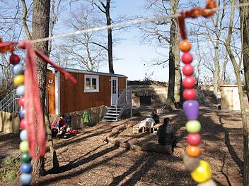 Seit Oktober ist der Waldkindergarten "Fuchsbau" in Adelsdorf offen.   Ein Rückzugsraum ist der große Bauwagen. Foto: Christian Bauriedel