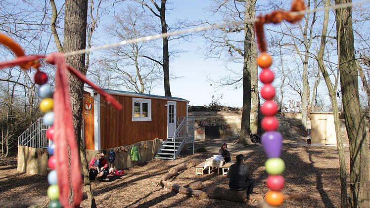 Seit Oktober ist der Waldkindergarten "Fuchsbau" in Adelsdorf offen.   Ein Rückzugsraum ist der große Bauwagen. Foto: Christian Bauriedel
