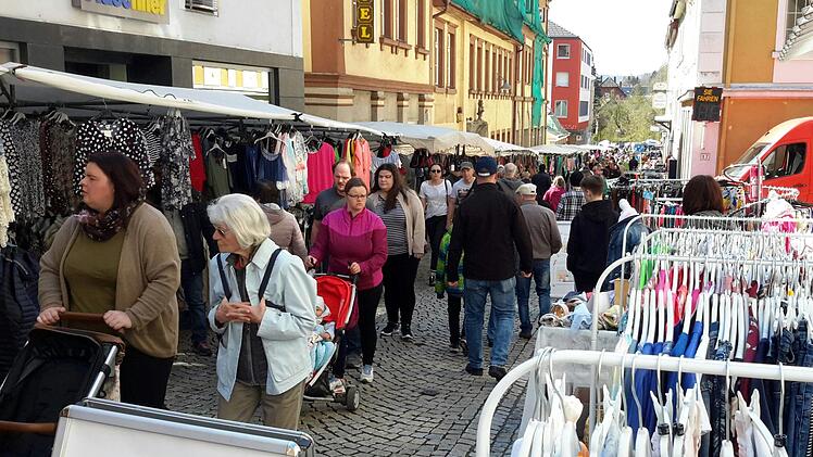 Ihrer Bezeichnung macht die Fußgängerzone in Bad Brückenau nur an den Markttagen und beim Stadtfest alle Ehre. Dann ist der motorisierte Verkehr komplett aus der Ludwigstraße verbannt und die Passanten können in aller Ruhe flanieren. Foto: Rolf Pralle