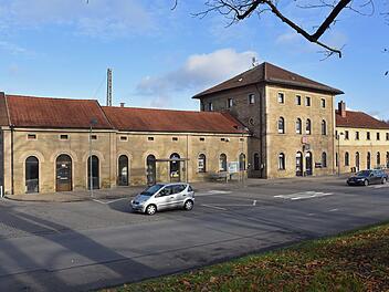 Das Bahnhofshgebäude: Vor dem Bahnhof in Haßfurt soll ein Aufenthaltsbereich mit  Wasserspielen und Bäumen entstehen. Ulrike Langer