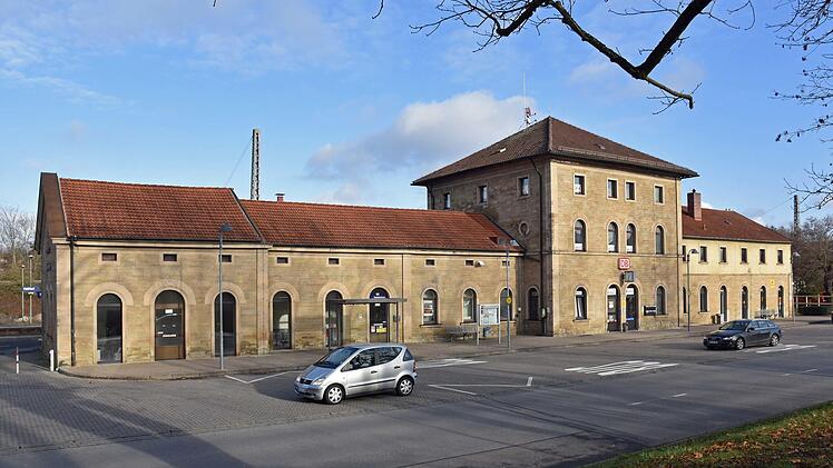 Das Bahnhofshgebäude: Vor dem Bahnhof in Haßfurt soll ein Aufenthaltsbereich mit  Wasserspielen und Bäumen entstehen. Ulrike Langer