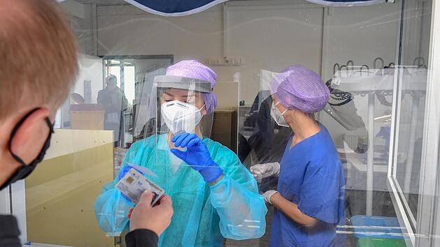 Mit Ausweis und Gesundheitskärtchen kann jeder ohne Voranmeldung zum freiwilligen Corona-Test kommen. Die freiwilligen Tests werden zur Auswertung an ein Heidelberger Labor verschickt. Wer sich in der Abstrichstelle testen lassen möchte, darf keine Symptome wie Husten oder Fieber haben.