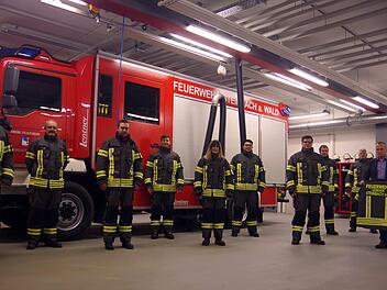 Die Funktionsträger der Feuerwehren des Gemeindegebiets Steinbach am Wald bei der offiziellen Übergabe der neuen Schutzkleidung durch Bürgermeister Thomas Löffler (Zweiter von rechts). Heike Schülein