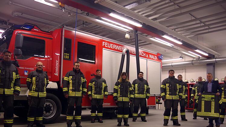 Die Funktionsträger der Feuerwehren des Gemeindegebiets Steinbach am Wald bei der offiziellen Übergabe der neuen Schutzkleidung durch Bürgermeister Thomas Löffler (Zweiter von rechts). Heike Schülein