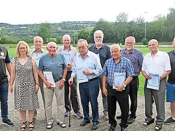 Vorsitzender Christian Ohmert und 2. Bürgermeisterin Elisabeth Assmann (von links) sowie Vorsitzender Dimitri Jampolski (rechts) gratulierten und dankten den Veteranen für ihre langjährige Treue (von links) Erich Ohmert, Otto Bindrum, Adolf Riedma...