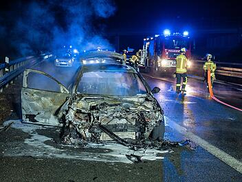 Heftiger Unfall auf der A73 bei Forchheim: Auto geht in Flammen auf