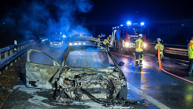 Heftiger Unfall auf der A73 bei Forchheim: Auto geht in Flammen auf