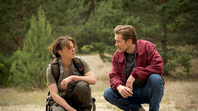 Wie tickt der Wolf? Wildhüterin Sara Jahnke (Maria Simon) bringt Kommissar Laue (Jacob Matschenz) bei, Spuren in der Natur richtig zu lesen.