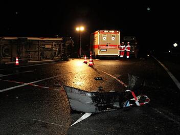 Am 8. September 2011 stirbt ein 41-jähriger Paketdienstfahrer aus Coburg bei der Holzmühle. Er hat einen vorfahrtsberechtigten Mercedes auf der B 85 übersehen.  Foto: Archiv/Katrin Geyer