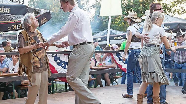Zur Country Music tanzen zu können, ist keine Frage des Alters. Foto: Albert Höchstädter