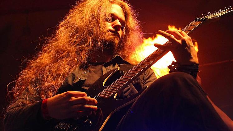 Bloß nicht ablenken lassen: Die Flammen hinter sich ließen Gitarristen Daniel Rottenbach kalt. Er konzentrierte sich auf seine Musik. Foto: Manuel Stark