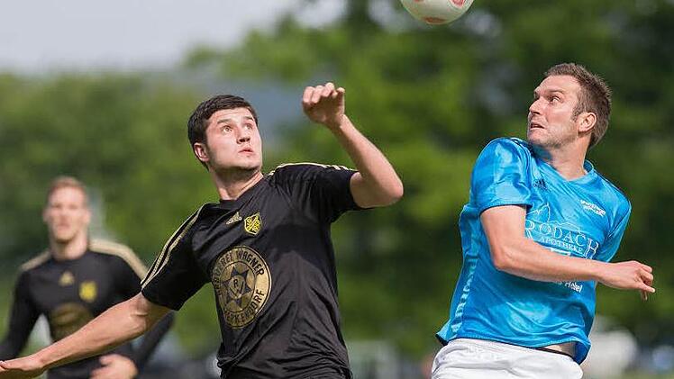 Den Ball anvisiert haben hier der Merkendorfer Alexander Fuchs (links) und der Redwitzer Daniel Fischer. Foto: Uwe Gick