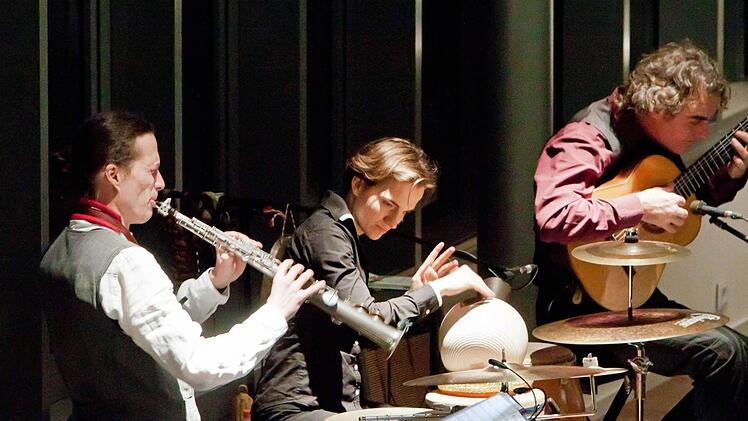 "Ensemble Nu:n": Gert Anklam (Saxofon), Nora Thiele (Perkussion) und Falk Zenker (Gitarre) eröffneten die Reihe "Jazz im Museum". Foto: Jochen Berger