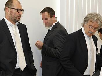Heinz W. zwischen seinen Verteidigern Dieter Widmann und Klaus Bernsmann