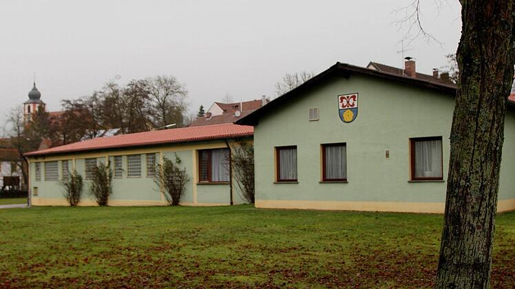 Das "Oskar-Kandler-Zentrum" in Kirchlauter soll nach dem Willen des Gemeinderates umfassend saniert und wenn möglich mit einem neuen Dach versehen werden. Foto: Günther Geiling