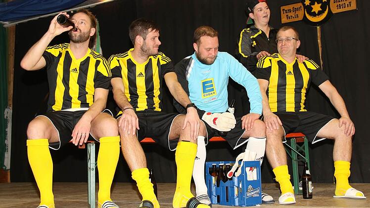 Die "wahre Trainerin" Nicole Stark (hinter der Mannschaft) schwor die Fußballmannschaft des TSV in einem lustigen Sketch auf das nächste Spiel ein.Foto: Michael Stelzner