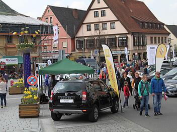 Beim verkaufsoffenen Sonntag waren auch Autos zu besichtigen Foto: Gerda Völk