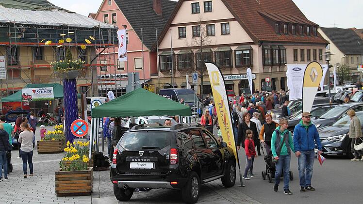 Beim verkaufsoffenen Sonntag waren auch Autos zu besichtigen Foto: Gerda Völk