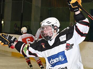 Es geht voran: Michael Stach bejubelt den zweiten Treffer der Kissinger Wölfe im Spiel gegen den EHC 80 Nürnberg. Foto: Hopf