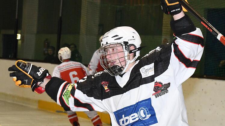 Es geht voran: Michael Stach bejubelt den zweiten Treffer der Kissinger Wölfe im Spiel gegen den EHC 80 Nürnberg. Foto: Hopf