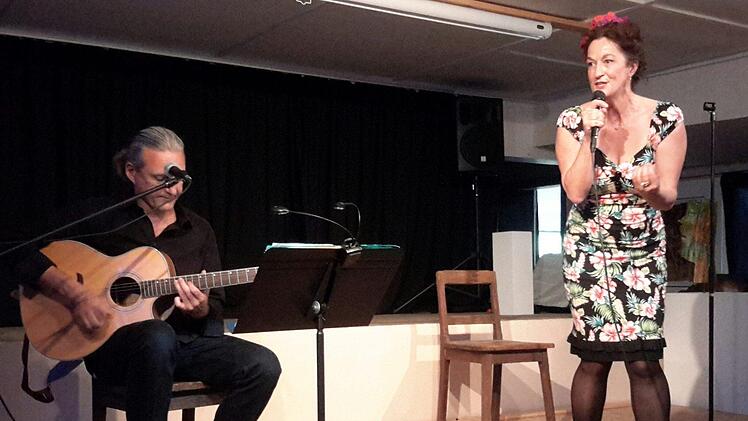 Birgit Süß bei ihrem Auftritt in der Galerie "Form + Farbe".  Foto: Rolf Pralle