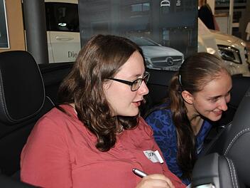 Binnen weniger Minuten kamen die jungen Teilnehmer miteinander ins Gespräch: Kontakt in schnellen Autos.Veronika Schadeck