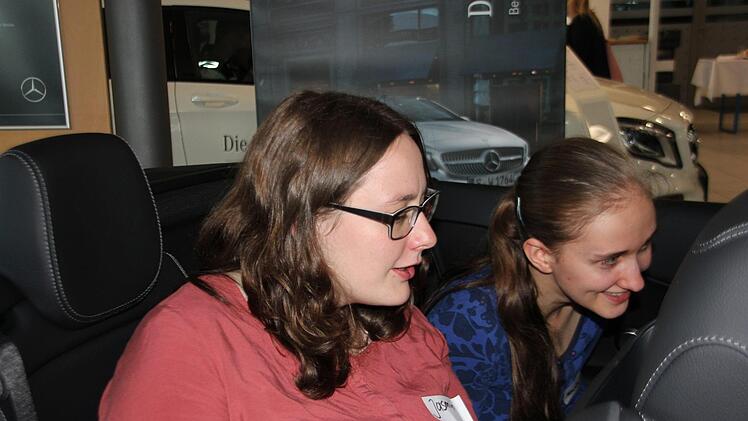 Binnen weniger Minuten kamen die jungen Teilnehmer miteinander ins Gespräch: Kontakt in schnellen Autos.Veronika Schadeck