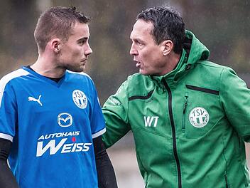 Neudrossenfelds Trainer Werner Thomas (rechts, daneben Levin Pauli ) warnt seine Spieler eindringlich davor,im Rückspiel die gleichen Fehler wie im Hinspiel gegen den SV Memmelsdorf zu machen. Foto: Alexander Muck
