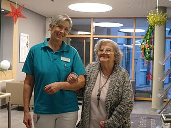Heimbewohnerin Frieda Johnson und Betreuerin Christine Schumm haben sich über den Helferkreis des Seniorenzentrums Waldenfels kennen gelernt.  Foto: Stephanie Elm