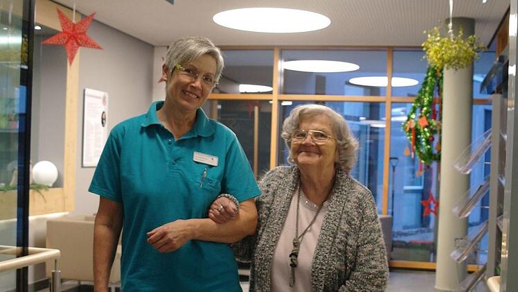 Heimbewohnerin Frieda Johnson und Betreuerin Christine Schumm haben sich über den Helferkreis des Seniorenzentrums Waldenfels kennen gelernt.  Foto: Stephanie Elm