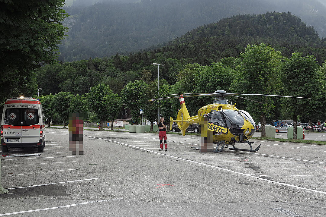 Rennwagen verliert Kontrolle und rast in Zuschauer – mindestens sieben Verletzte in Oberbayern