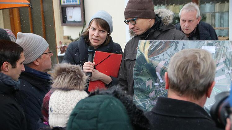 MdB Emmi Zeulner im Gespräch mit Bürgern. Foto: Jürgen Gärtner