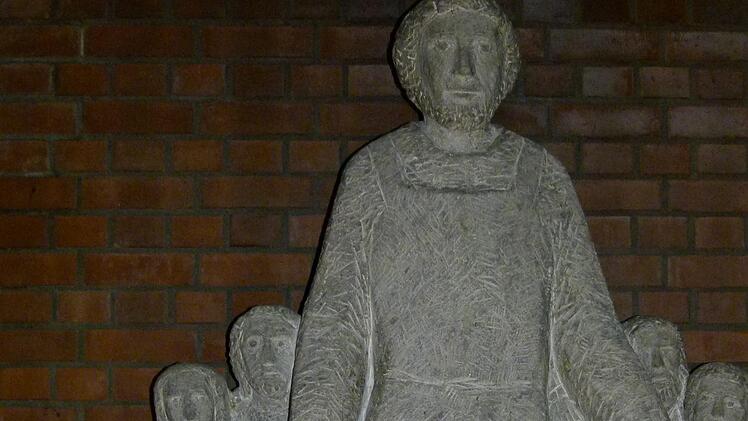 Die bildhauerische Ausgestaltung - hier Kirchenpatron St. Josef/Altar/Tabernakel - übernahm Hermann Leitherer.             Foto: Marion Krüger-Hundrup