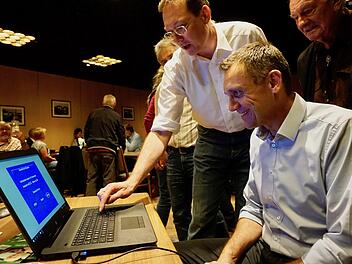 Unter neugierigen Blicken ließ sich Röttenbachs Bürgermeister Ludwig Wahl (sitzend) als Erster den Reaktionssimulator erklären.   Foto: Tina Meier